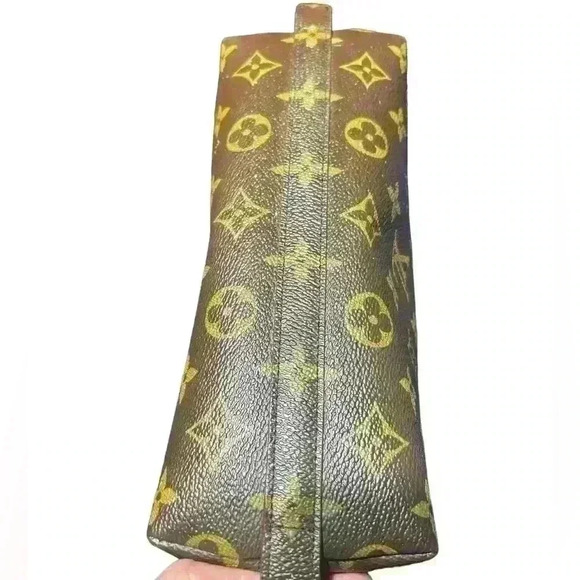 LOUIS VUITTON
Monogram Trousse Demi Ronde cosmetic pouch - peeling removed - Picture 3 of 12